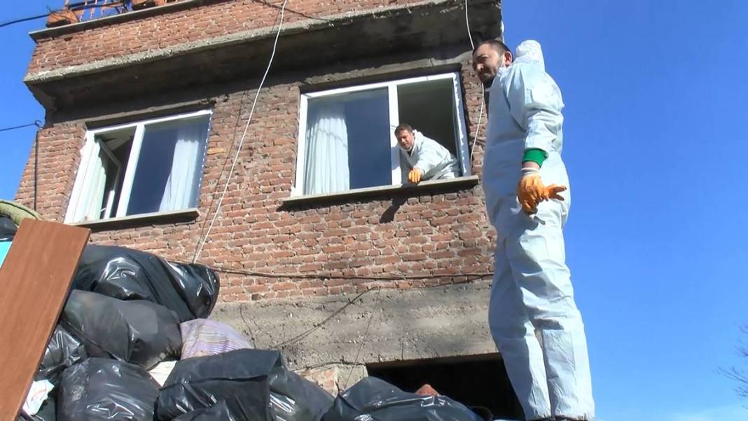 'Her şeyimi alıyorsunuz' diyerek kamyonun peşinden koştu! Komşuları ihbar etmişti 11